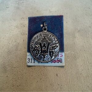 Vintage Wells Sterling Silver Christmas Charm – Lamp Post & Holly